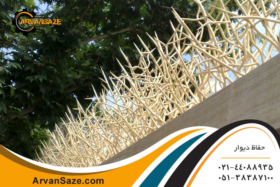 حفاظ متراکم، شیری رنگ، نصب شده روی دیوار